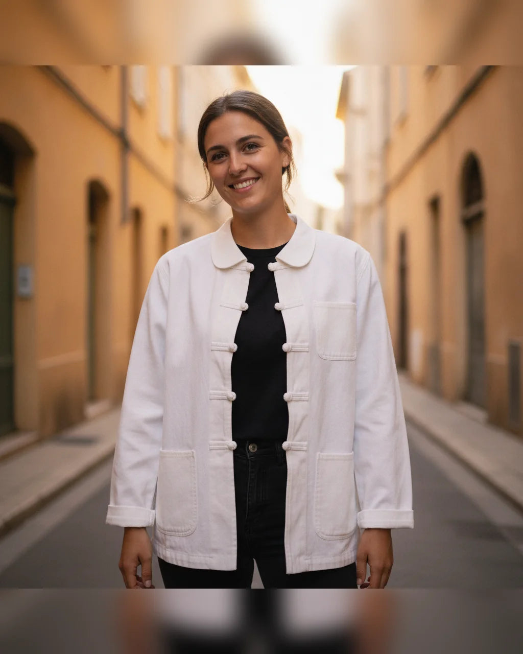 Veste bleu de chine blanche Anticher portée ouverte sur tee-shirt noir femme Bastia La Malle d'Annalia