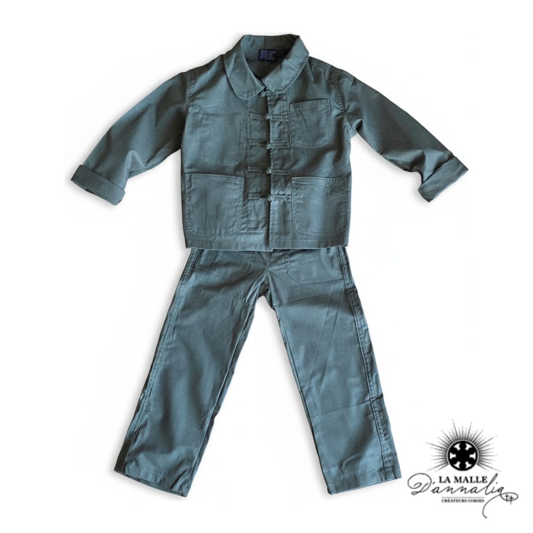 Ensemble bleu de chine kaki enfant Anticher porté veste pantalon col Mao tradition corse La Malle d'Annalia Bastia