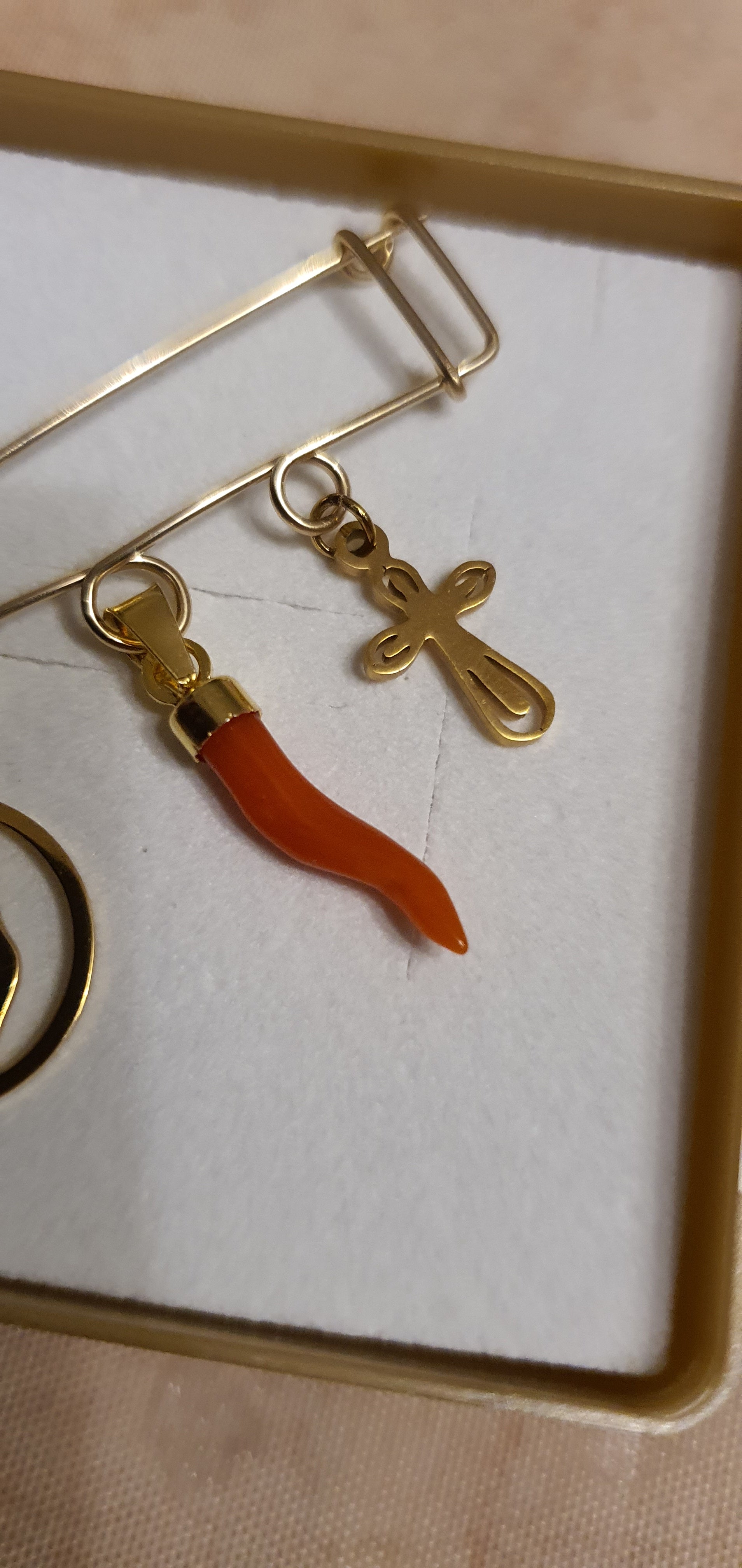 Broche naissance bebe corail rouge vierge croix dore