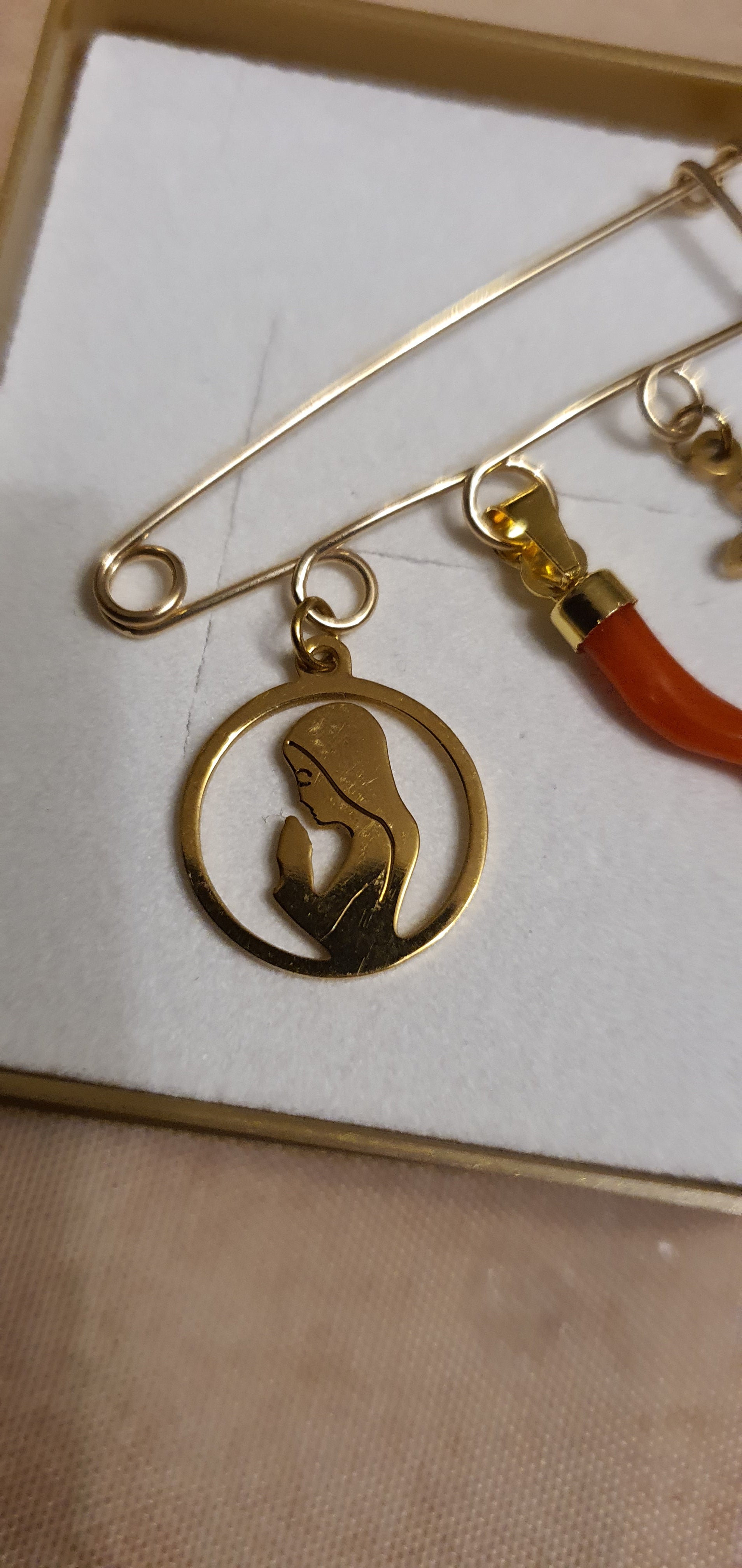 Broche naissance bebe corail vierge croix dore gold filled