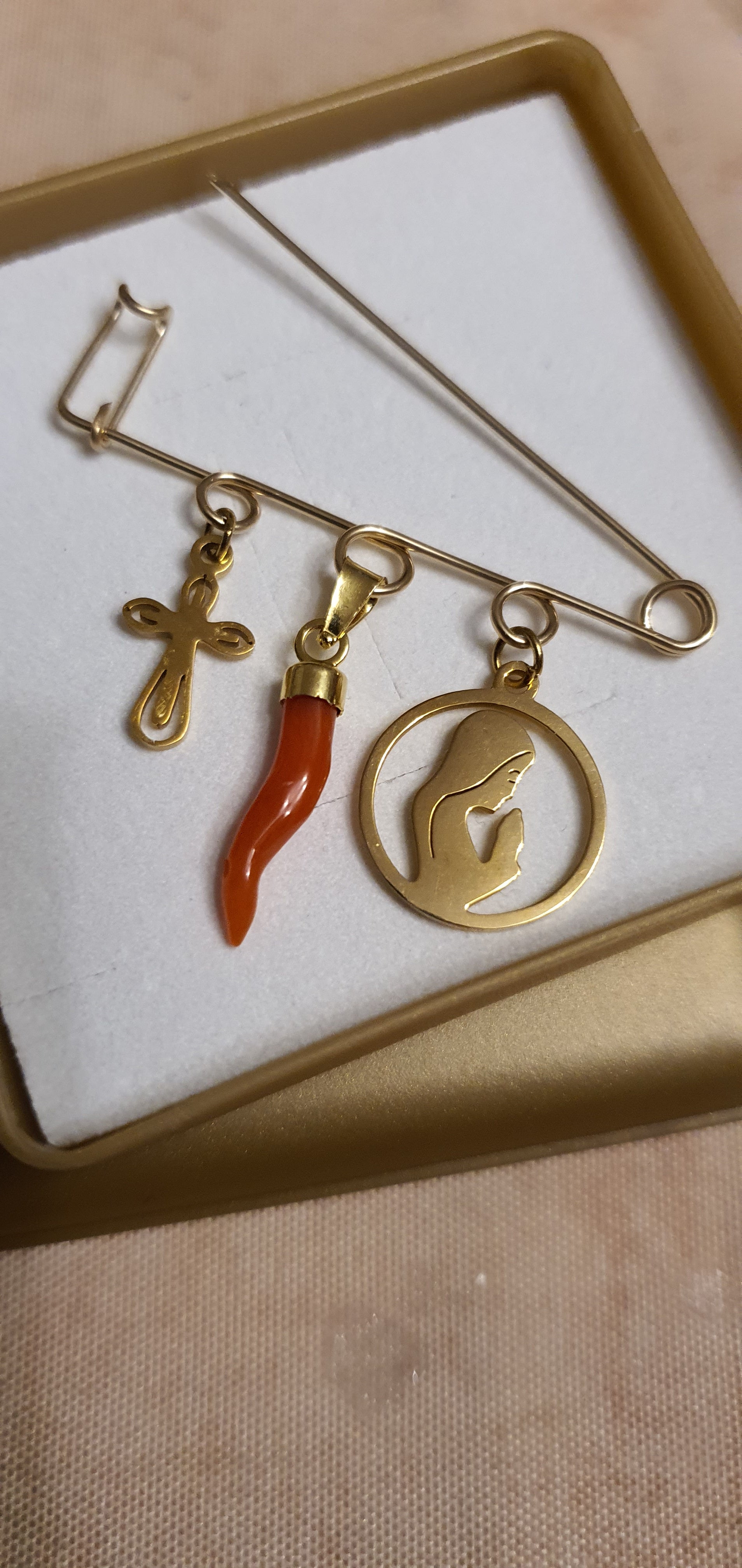 Broche naissance gold filled bebe corail vierge croix dore fait main