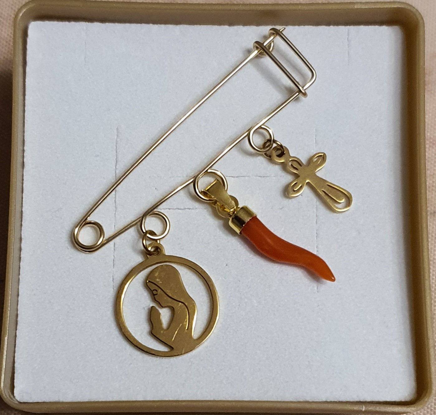 Broche naissance bebe corail vierge croix dore