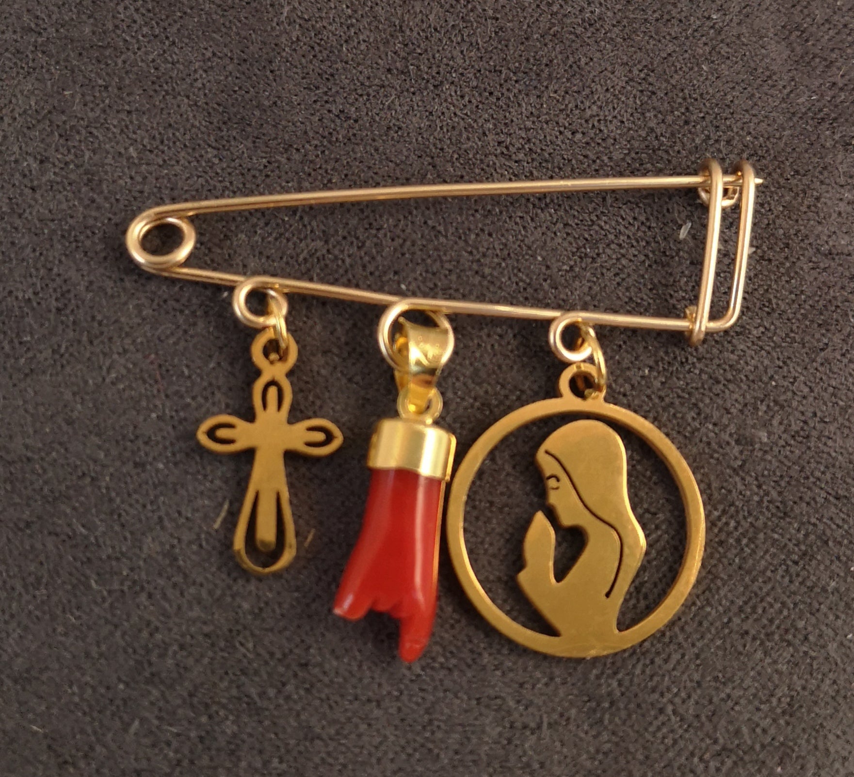 MARIE : broche avec croix, main en corail et Vierge Marie