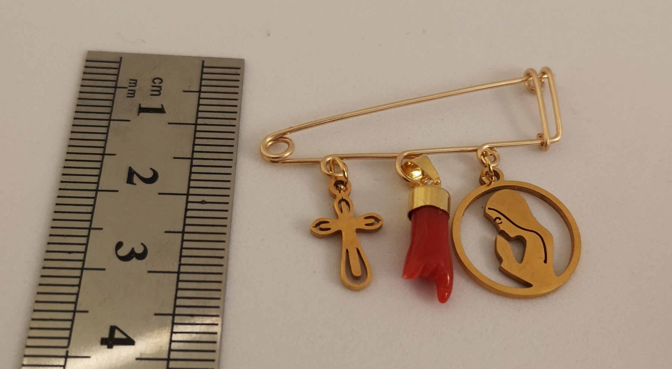 MARIE : broche avec croix, main en corail et Vierge Marie