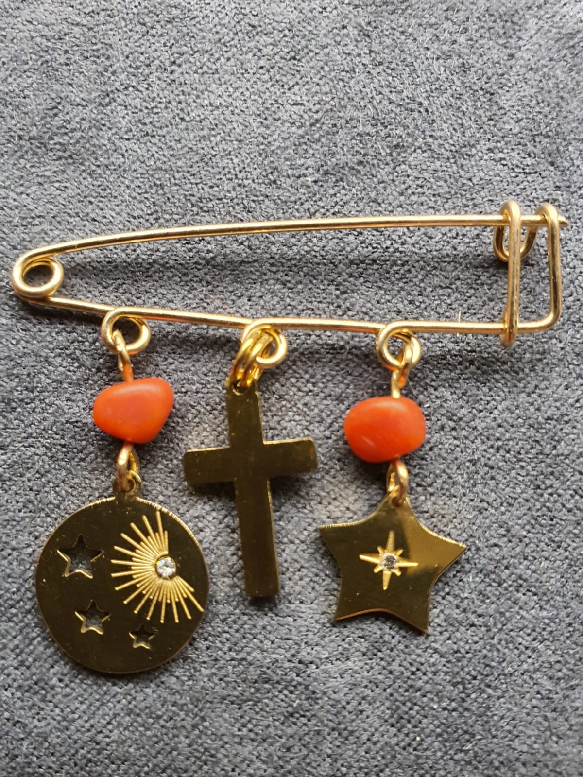 BONHEUR : Epingle corail et breloque