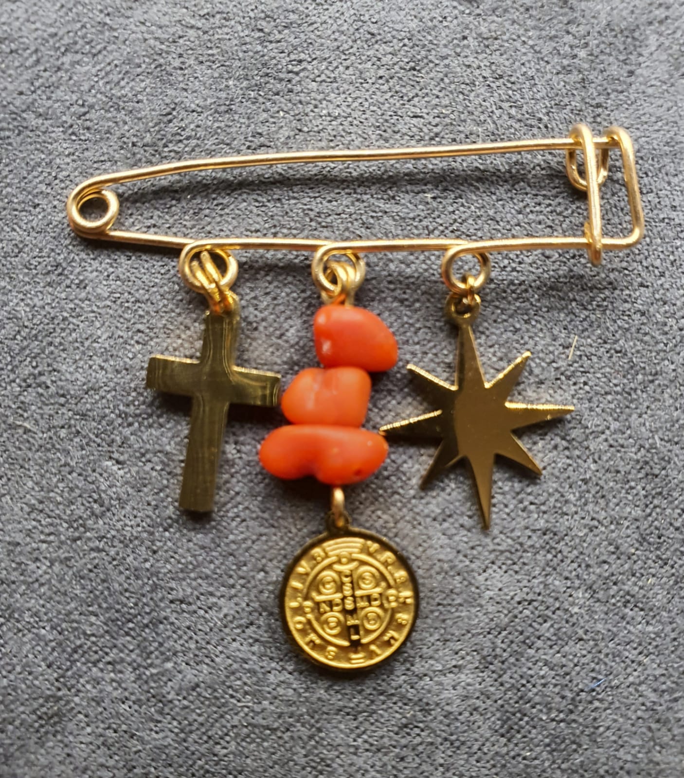 BONHEUR : Epingle corail et breloque