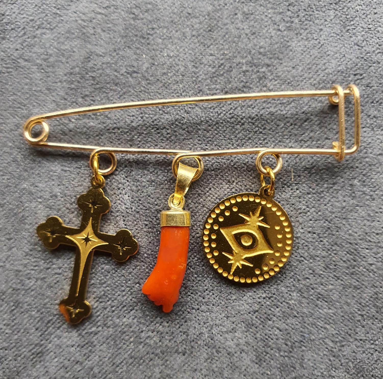 BONHEUR : Epingle corail et breloque