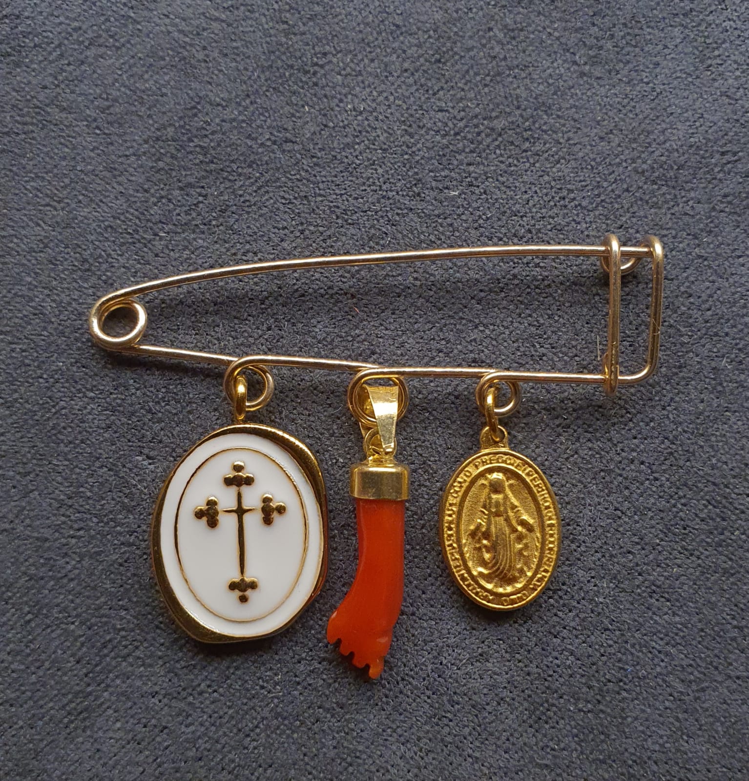 BONHEUR : Epingle corail et breloque