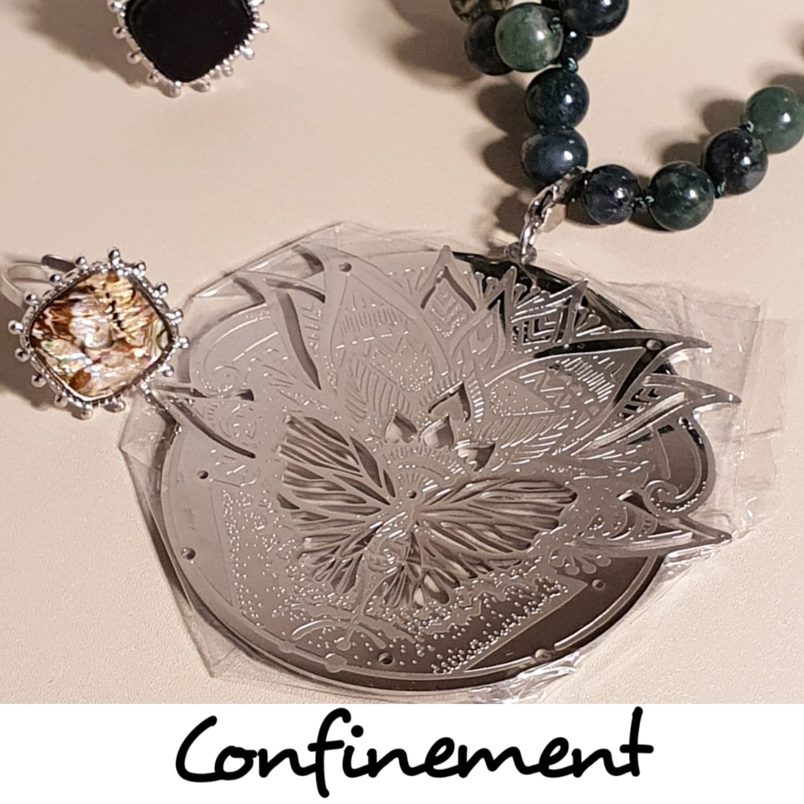 Collier Sautoir Agate Mousse et Papillon : Un Bijou Naturel et unique