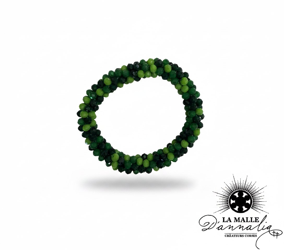 Bracelet en perles vertes aux teintes foncées et claires lamalledannalia
