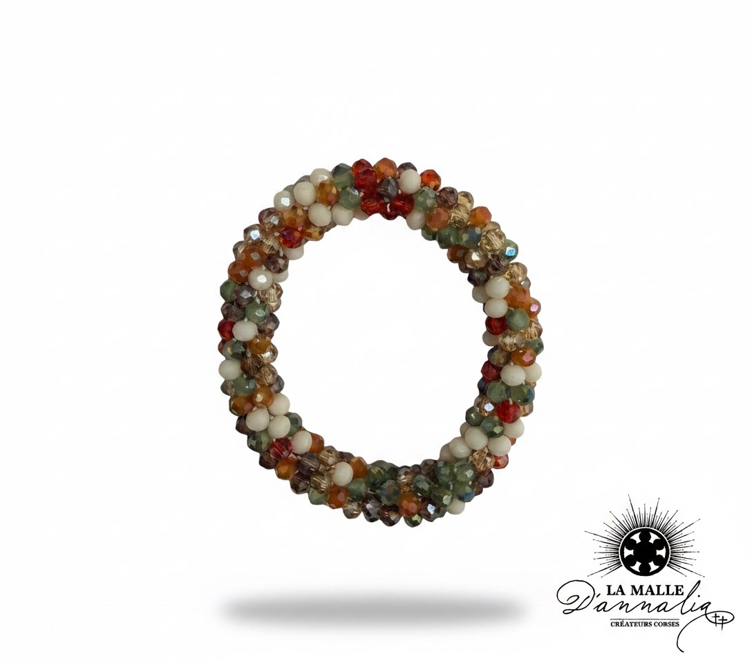 Bracelet en perles multicolores marron, vert, rouge et beige avec facettes scintillantes sur fond blanc lamalledannalia