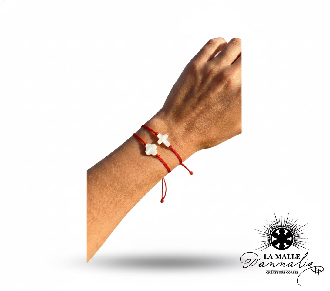 Deux bracelets cordon rouge et croix blanches en nacre sur un poignet lamalledannalia
