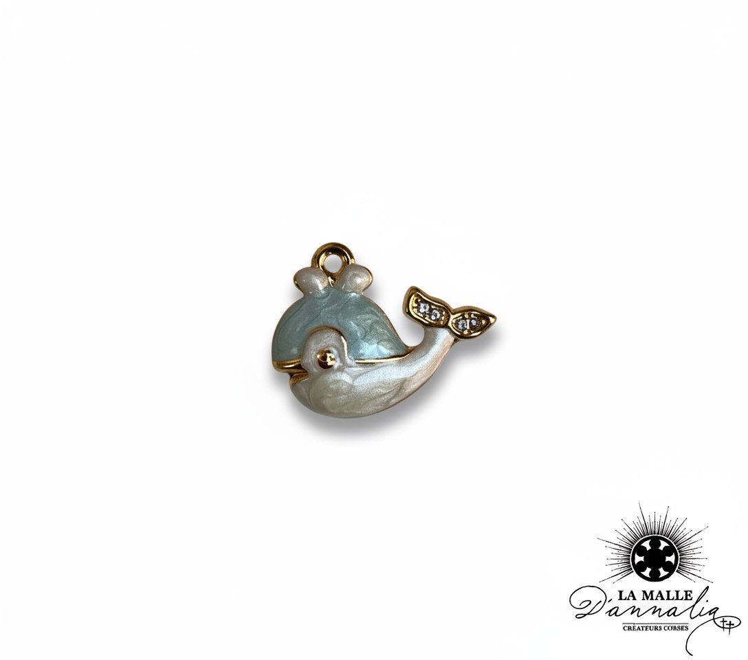 Pendentif baleine en émail bleu et blanc avec détails dorés et strass lamalledannalia