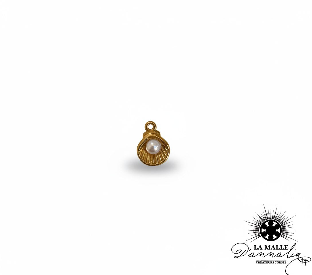 Pendentif breloque coquillage doré avec perle blanche lamalledannalia