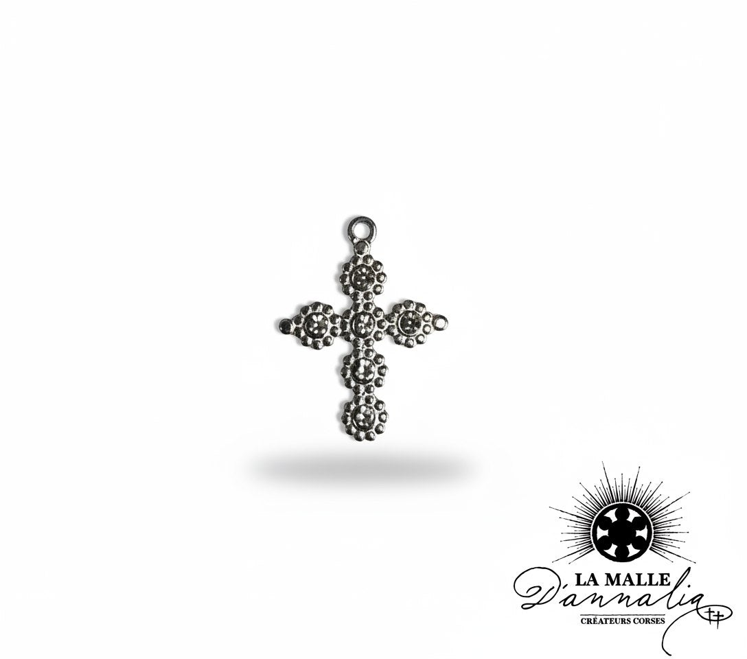 breloque croix simple argentée style ancien pierres sombres charm foi essentielle La Malle d'Annalia