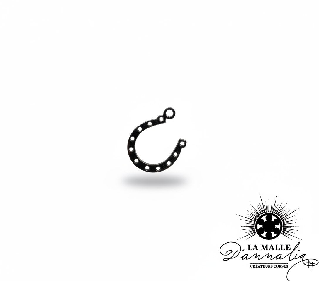 Petit pendentif noir en forme de fer à cheval avec anneau lamalledannalia