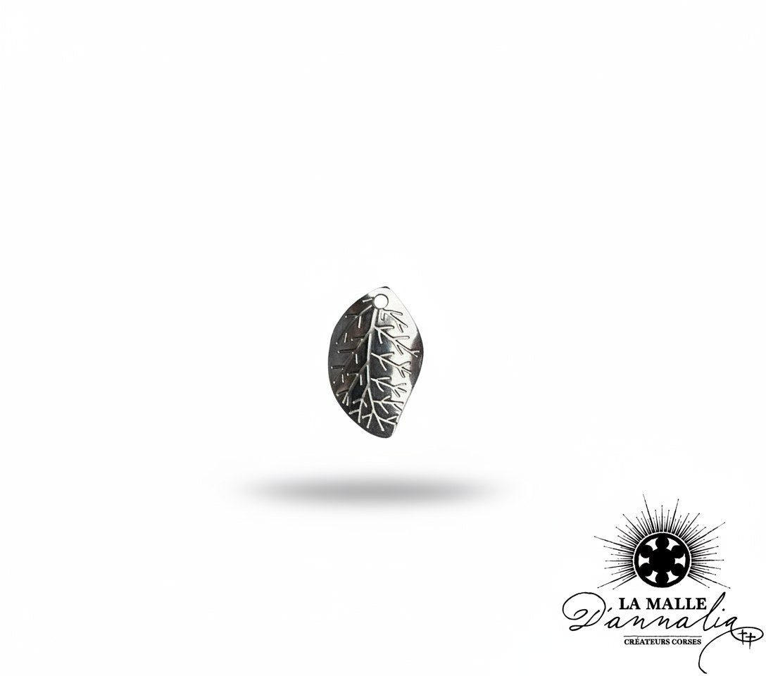 pendentif feuille en métal argenté gravé lamalledannalia