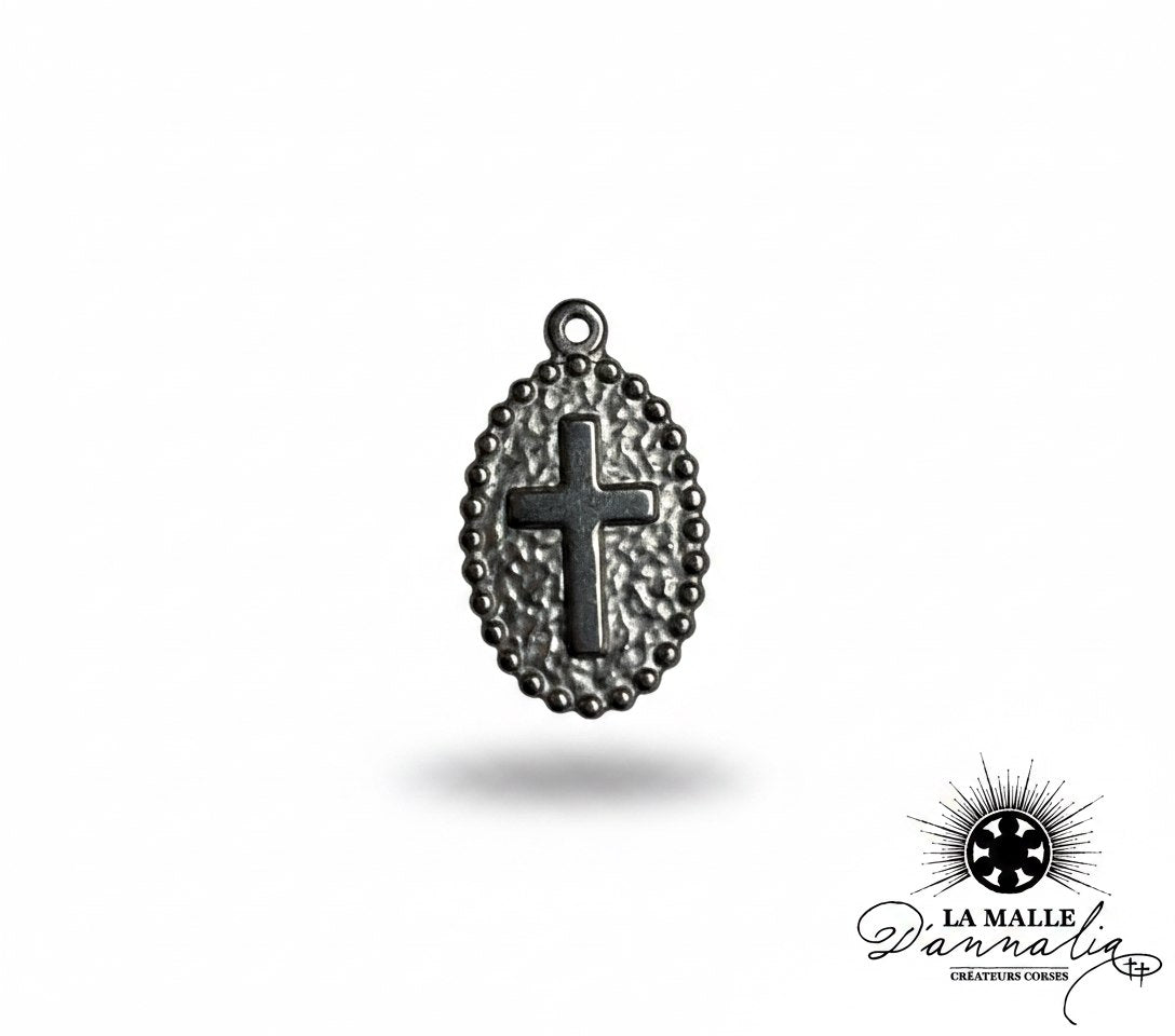 breloque médaille ovale métal vieilli martelé croix relief bordure perlée charm foi La Malle d'Annalia