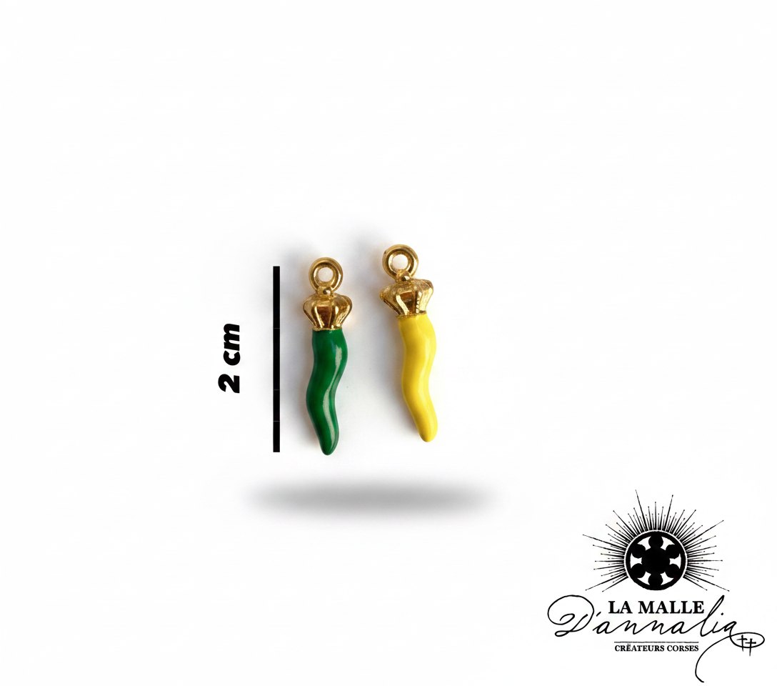Pendentif Cornicello corses en émail vert et jaune, monture dorée. lamalledannalia