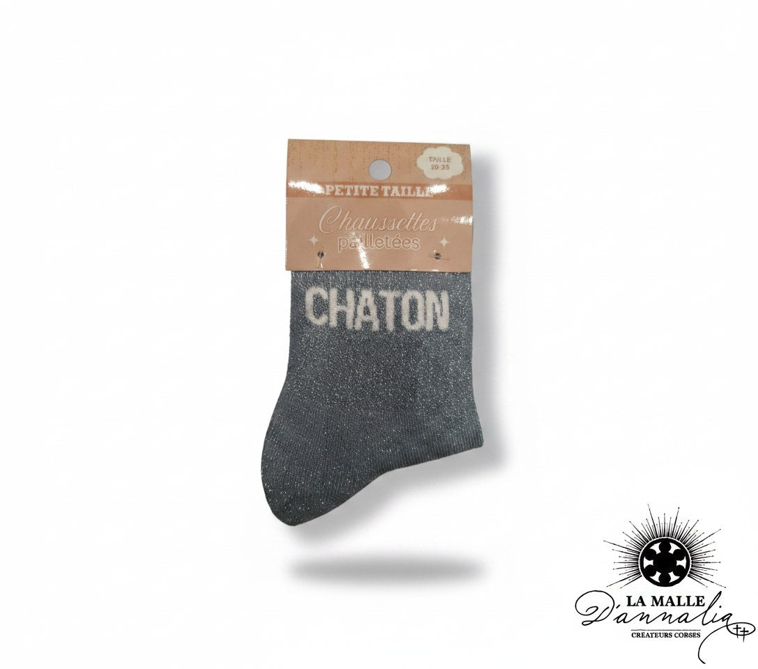 Paire de chaussettes enfant gris clair pailletées avec inscription blanche CHÂTON lamalledannalia