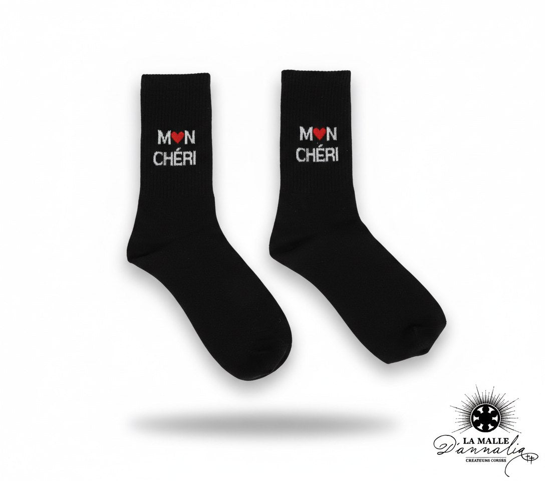 Chaussettes noires brodées avec le message MON CHÉRI blanc et un cœur rouge lamalledannalia