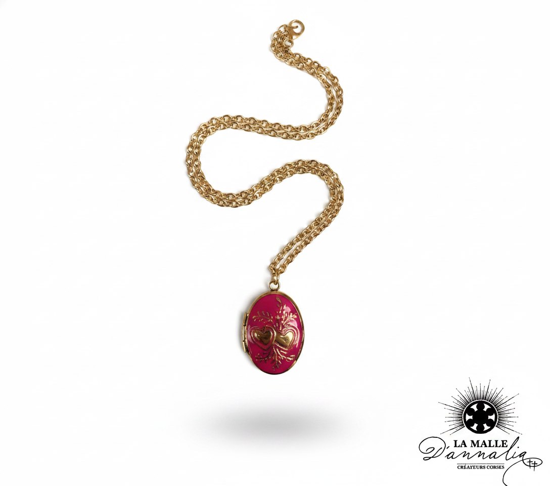 Collier chaîne dorée et pendentif médaillon ovale magenta avec motif cœurs dorés lamalledannalia