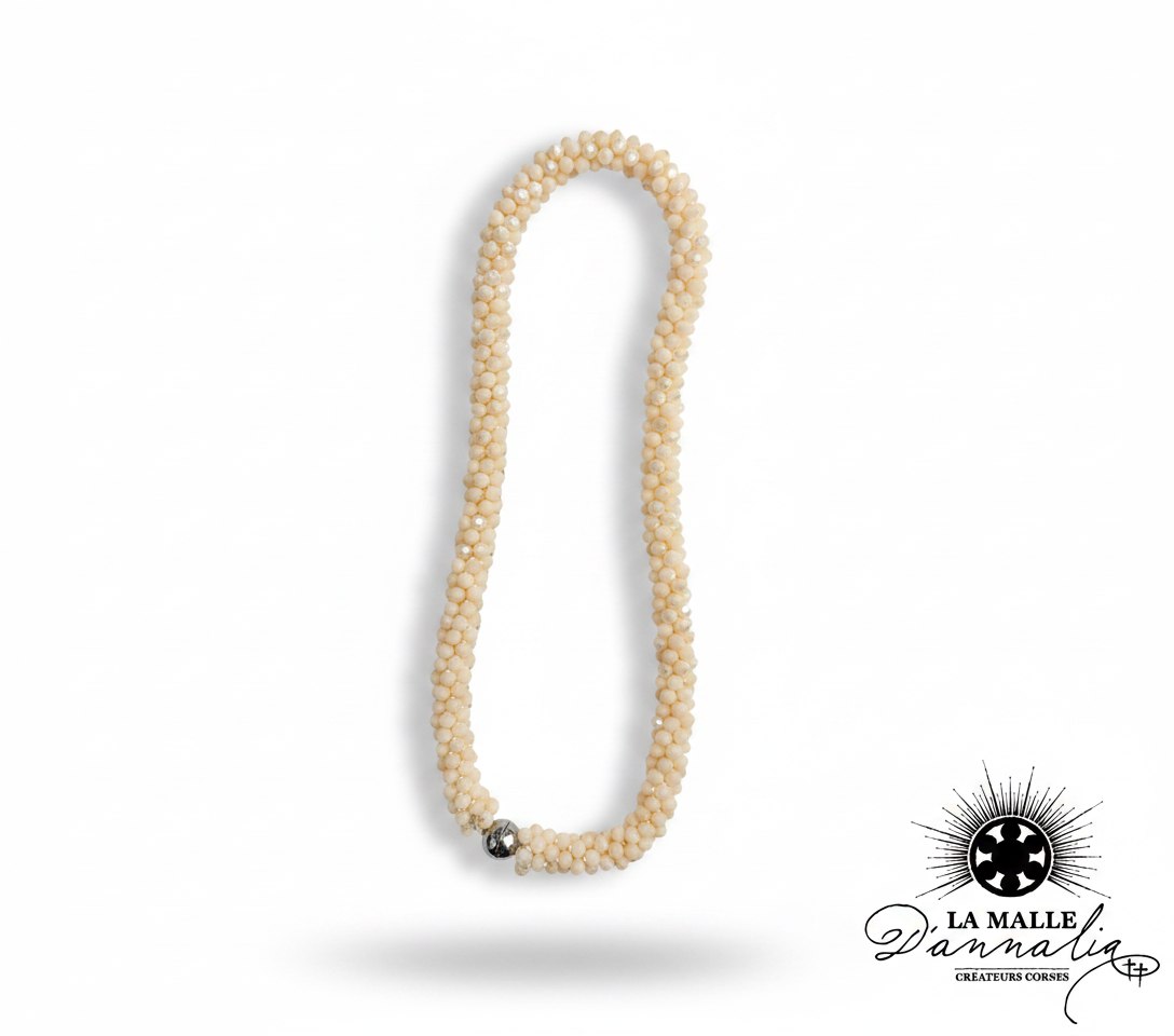 Collier en cristal à facettes blanc cassé torsa dé avec fermoir argenté – La Malle d'Annalia