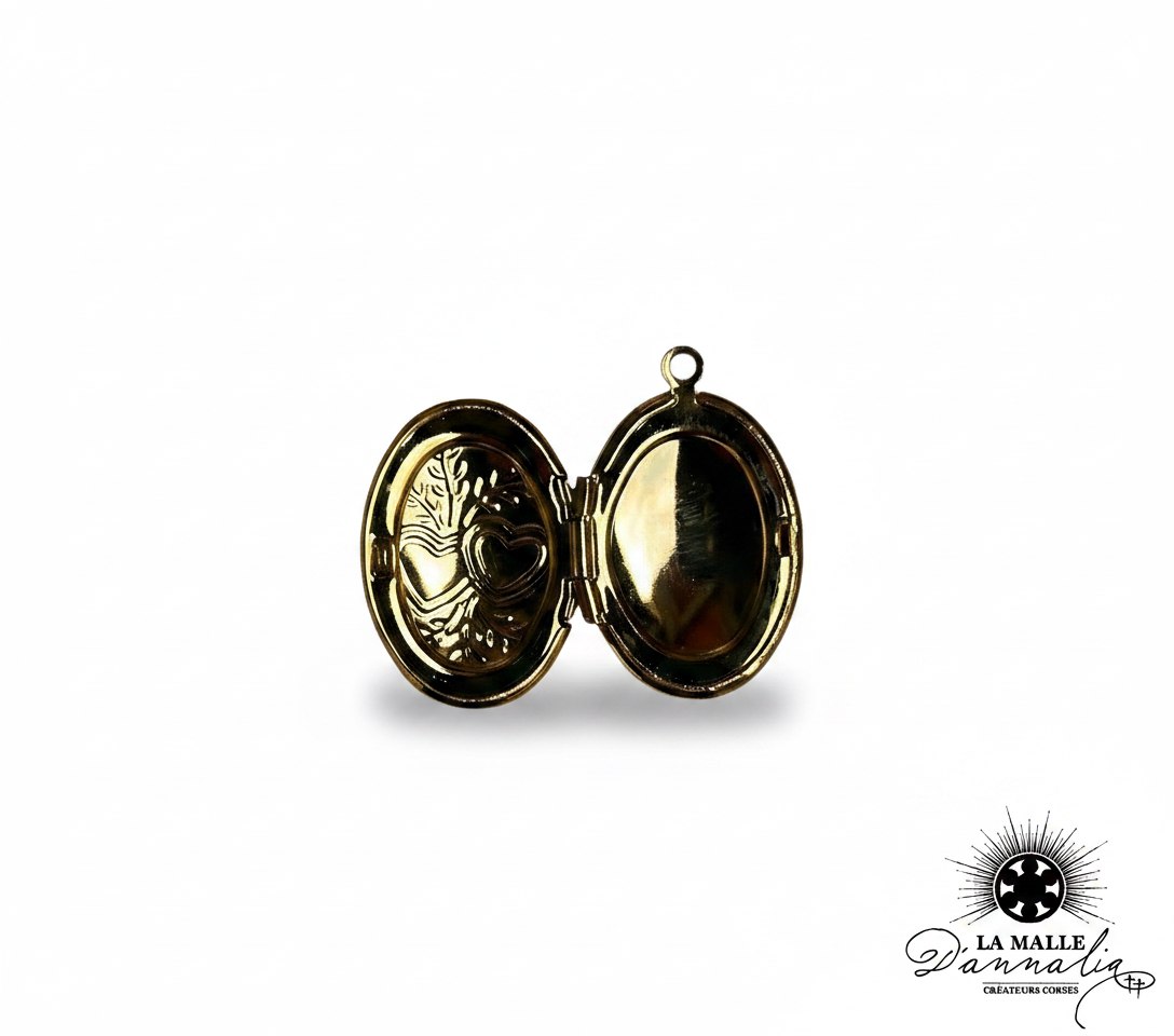 Pendentif médaillon ovale ouvert doré, intérieur gravé motif cœur lamalledannalia