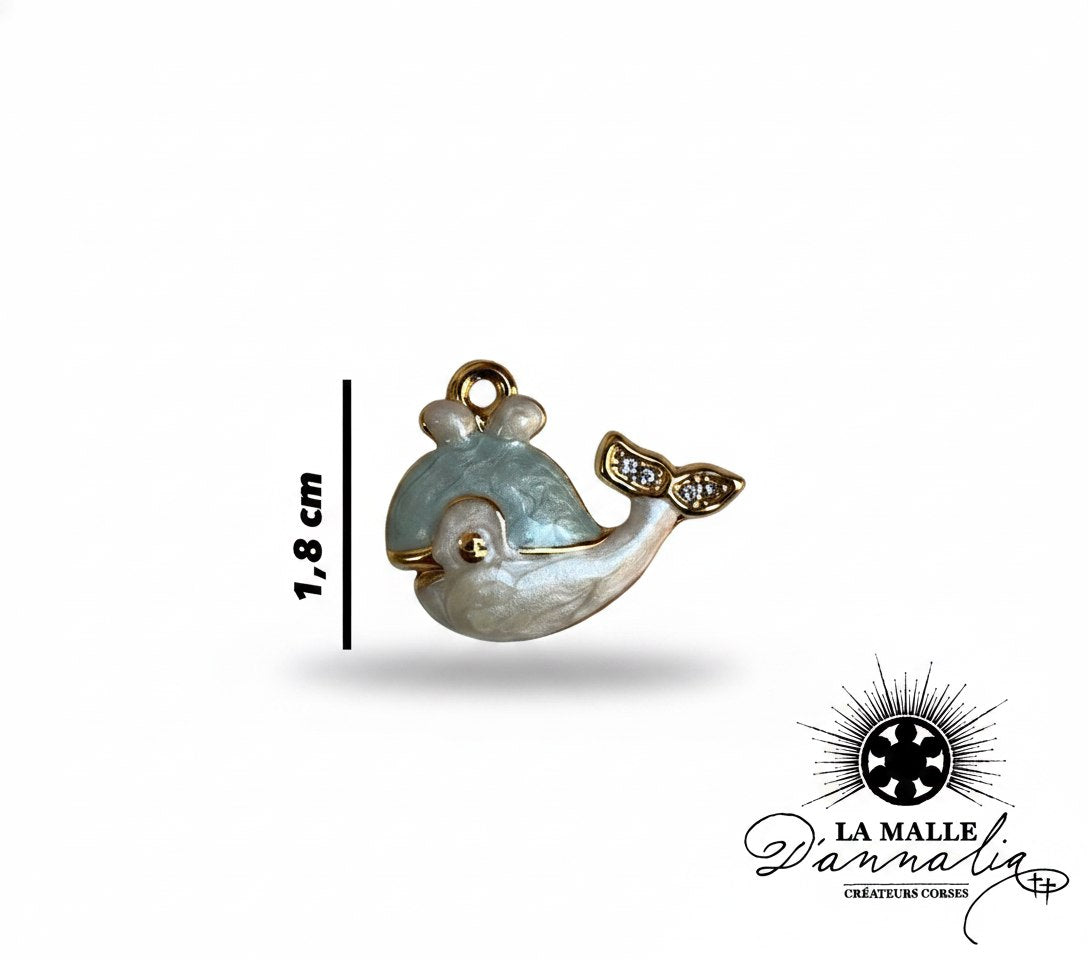 Breloque baleine en émail bleu clair et blanc avec strass dorés 1,8 cm lamalledannalia