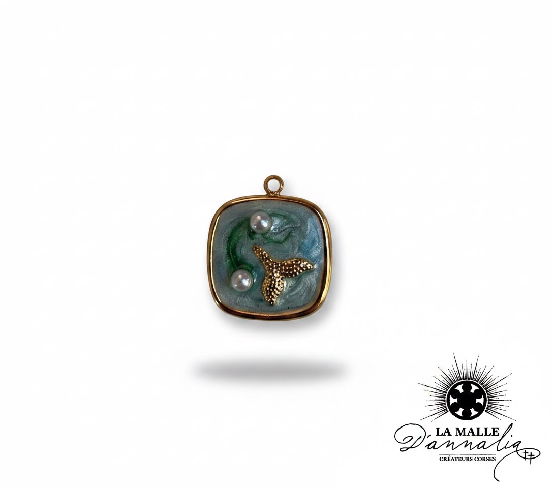 Pendentif carré doré avec queue de sirène et perles sur fond bleu sarcelle lamalledannalia