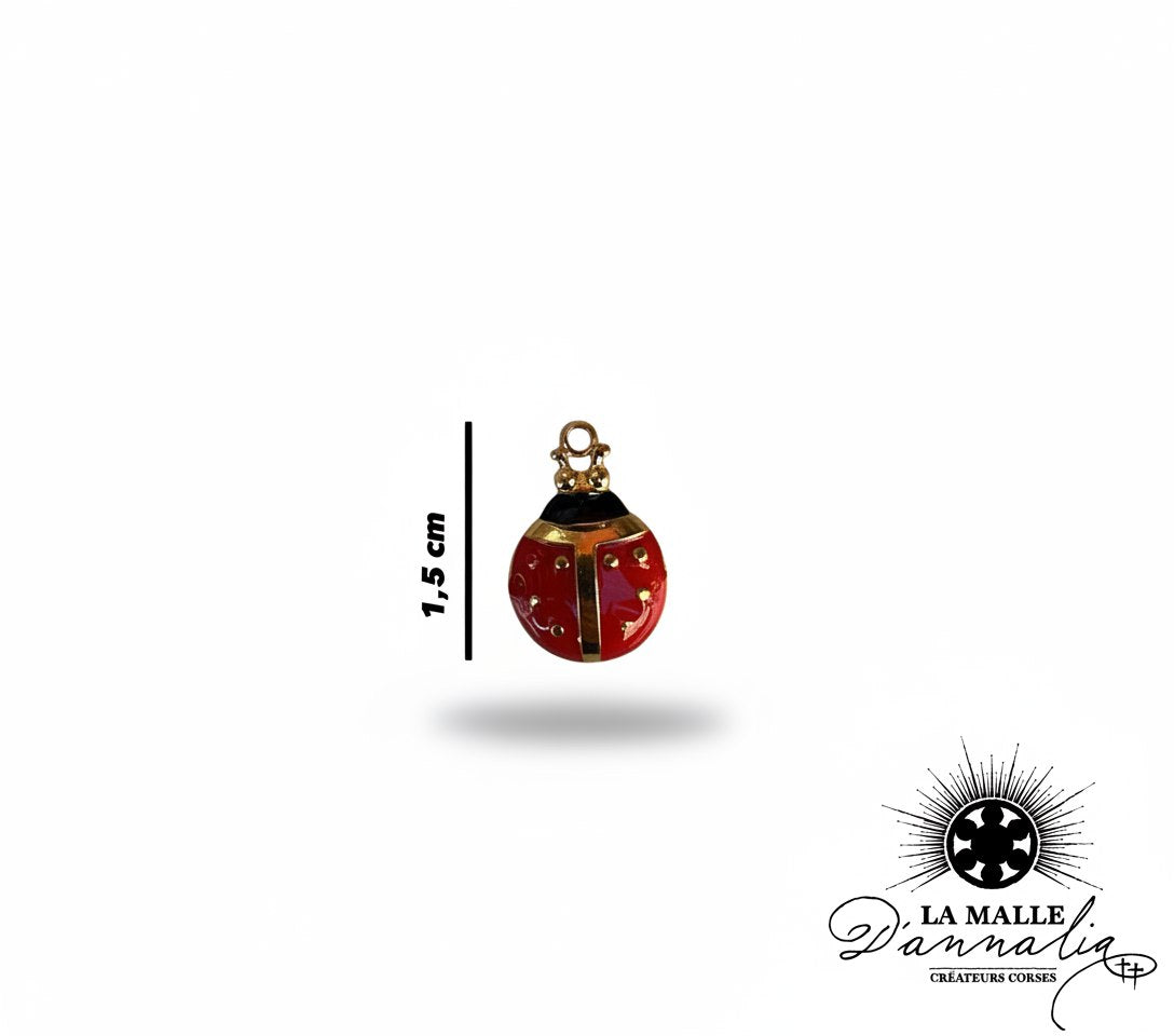 Petit charme coccinelle rouge et noir avec détails dorés, taille 1,5 cm, lamalledannalia