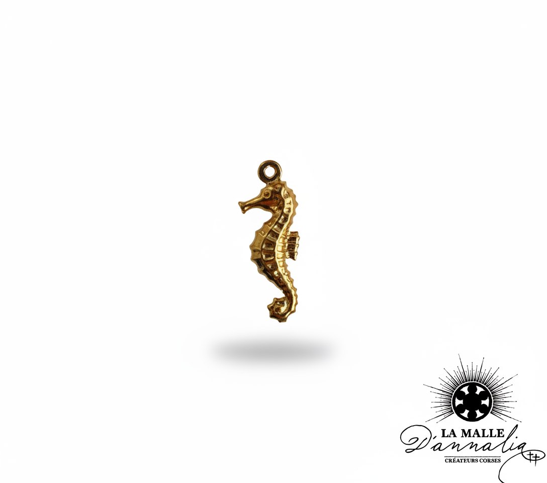 Petite breloque hippocampe en métal doré texturé pour création bijoux lamalledannalia