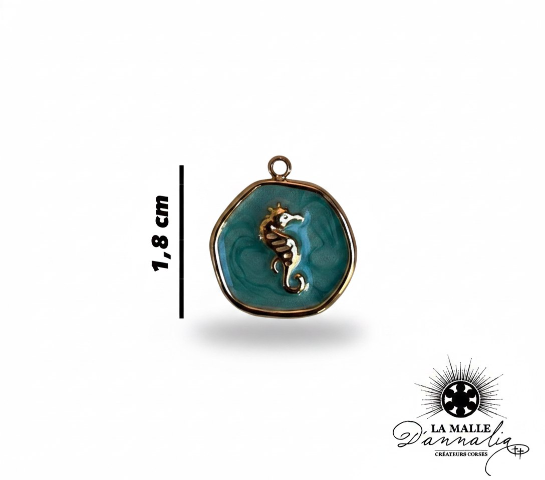 Charms rond doré avec motif hippocampe sur fond émail bleu-vert lamalledannalia