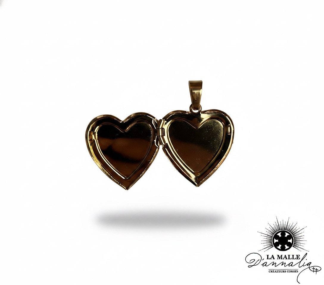 Pendentif médaillon double cœur doré ouvert sur fond blanc lamalledannalia