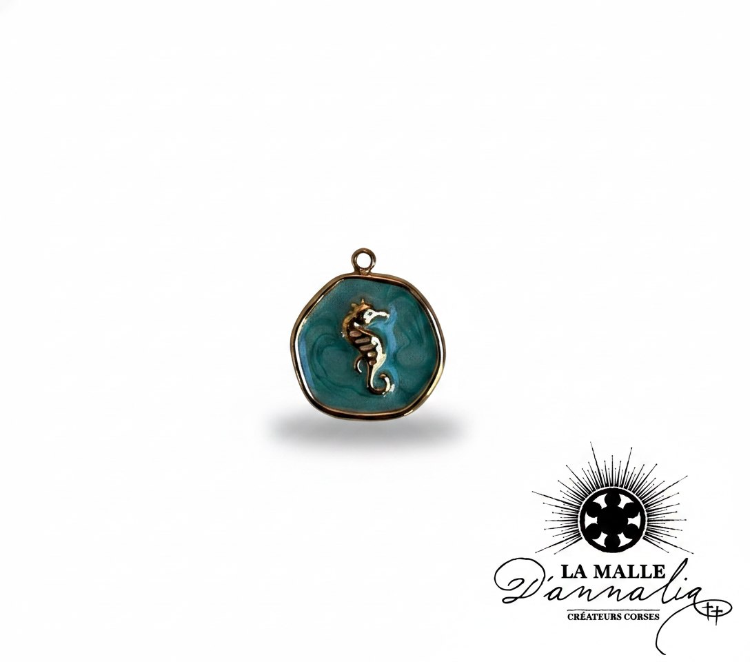 Breloque dorée hippocampe sur émail turquoise lamalledannalia