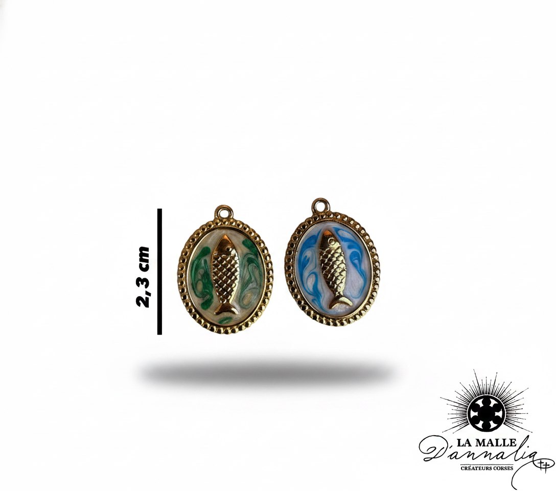 Pendentifs ovales dorés avec motif poisson sur émail marbré vert et bleu, lamalledannali