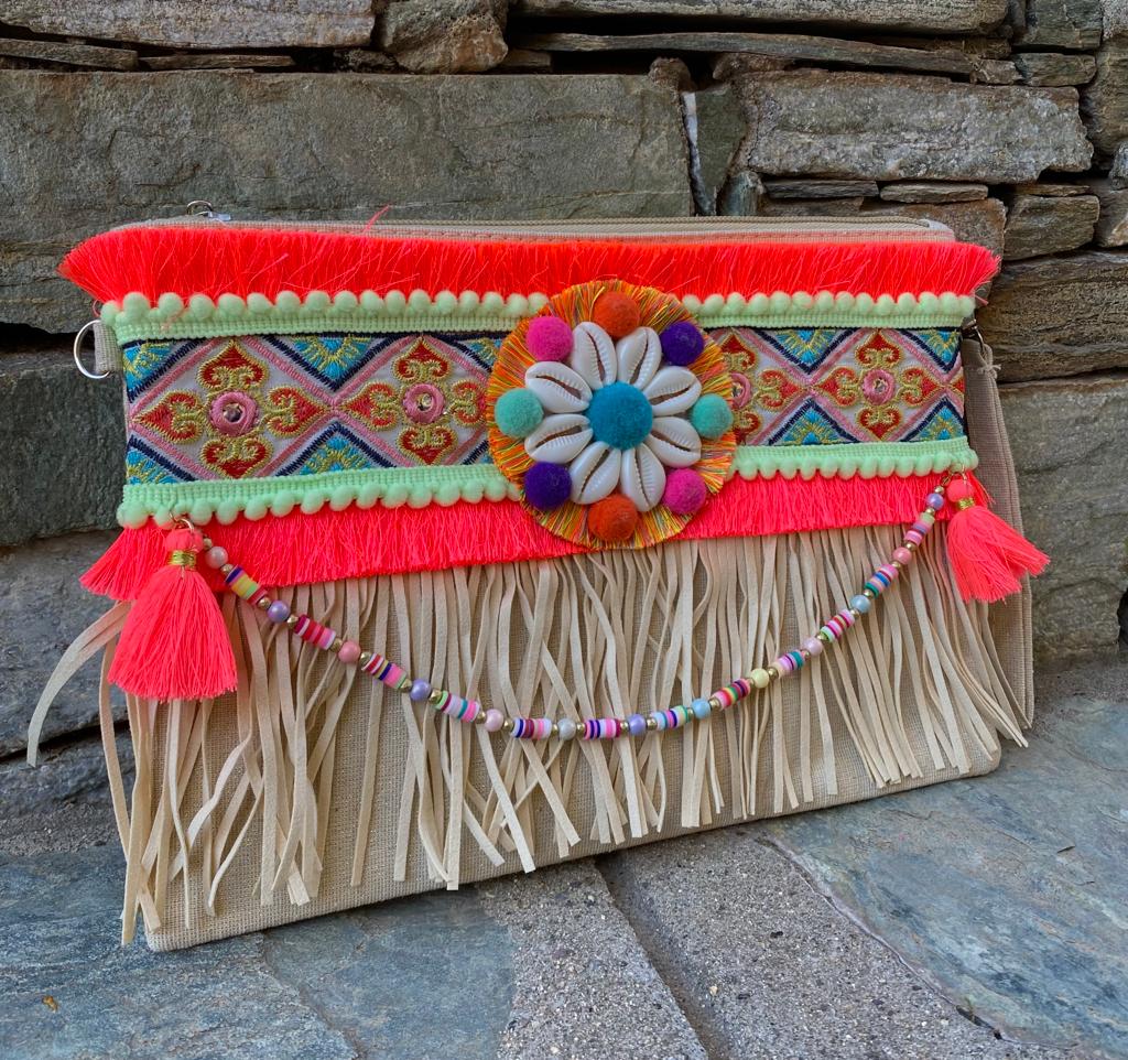 Pochette colorée orange, bleu et rouge cauri