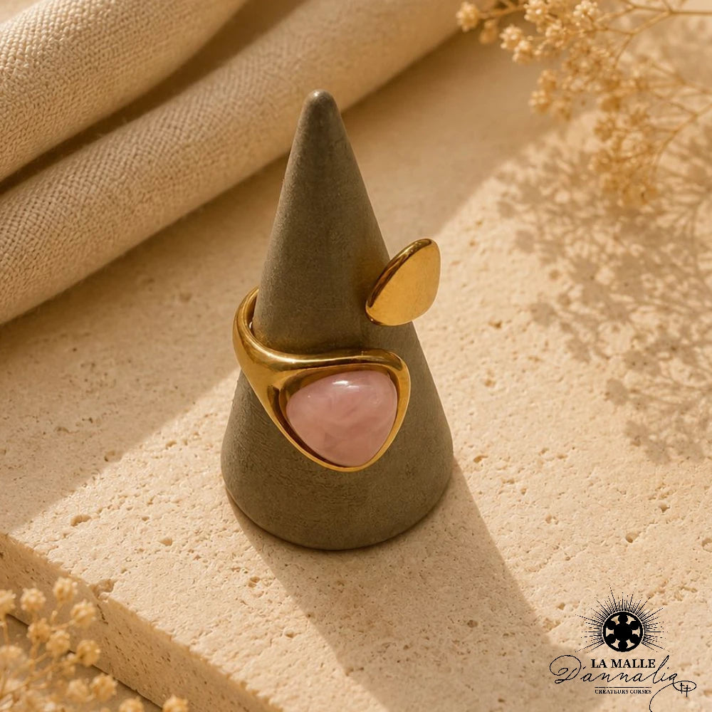Bague dorée asymétrique rose poudré affiche — La Malle d'Annalia