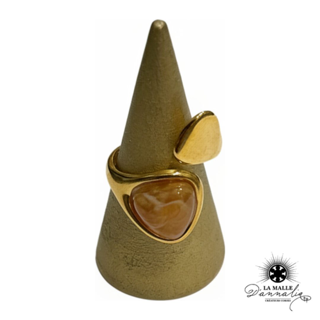 Bague dorée asymétrique beige marbré vue produit — La Malle d'Annalia