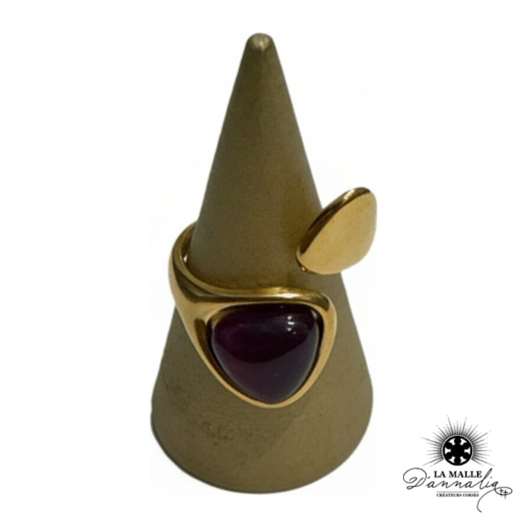 Bague dorée asymétrique violette vue produit — La Malle d'Annalia Bastia