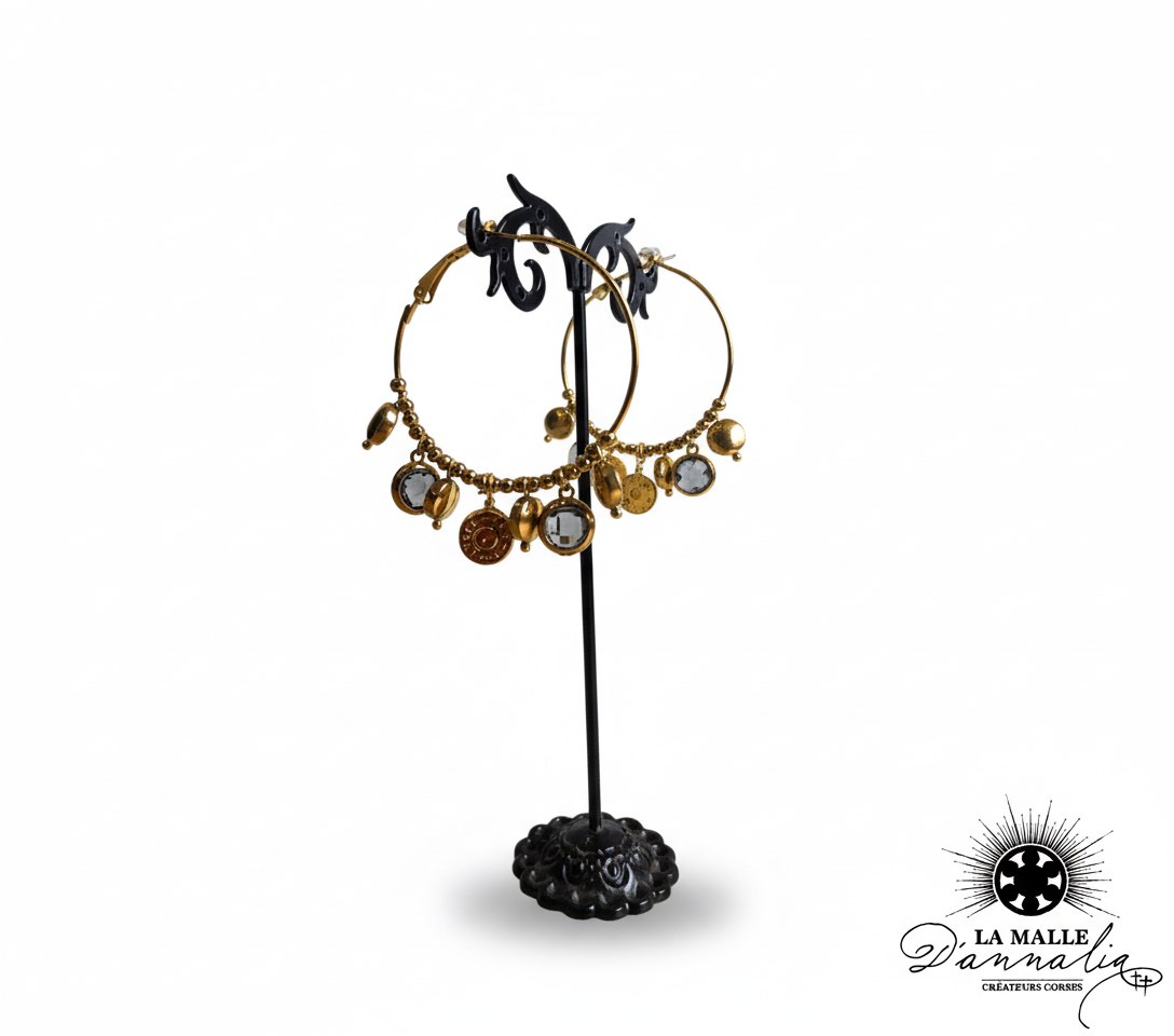 boucles-d-oreilles-creoles-dorees-breloques-pieces-perles-grises-presentoir-noir-fond-blanc-bijoux