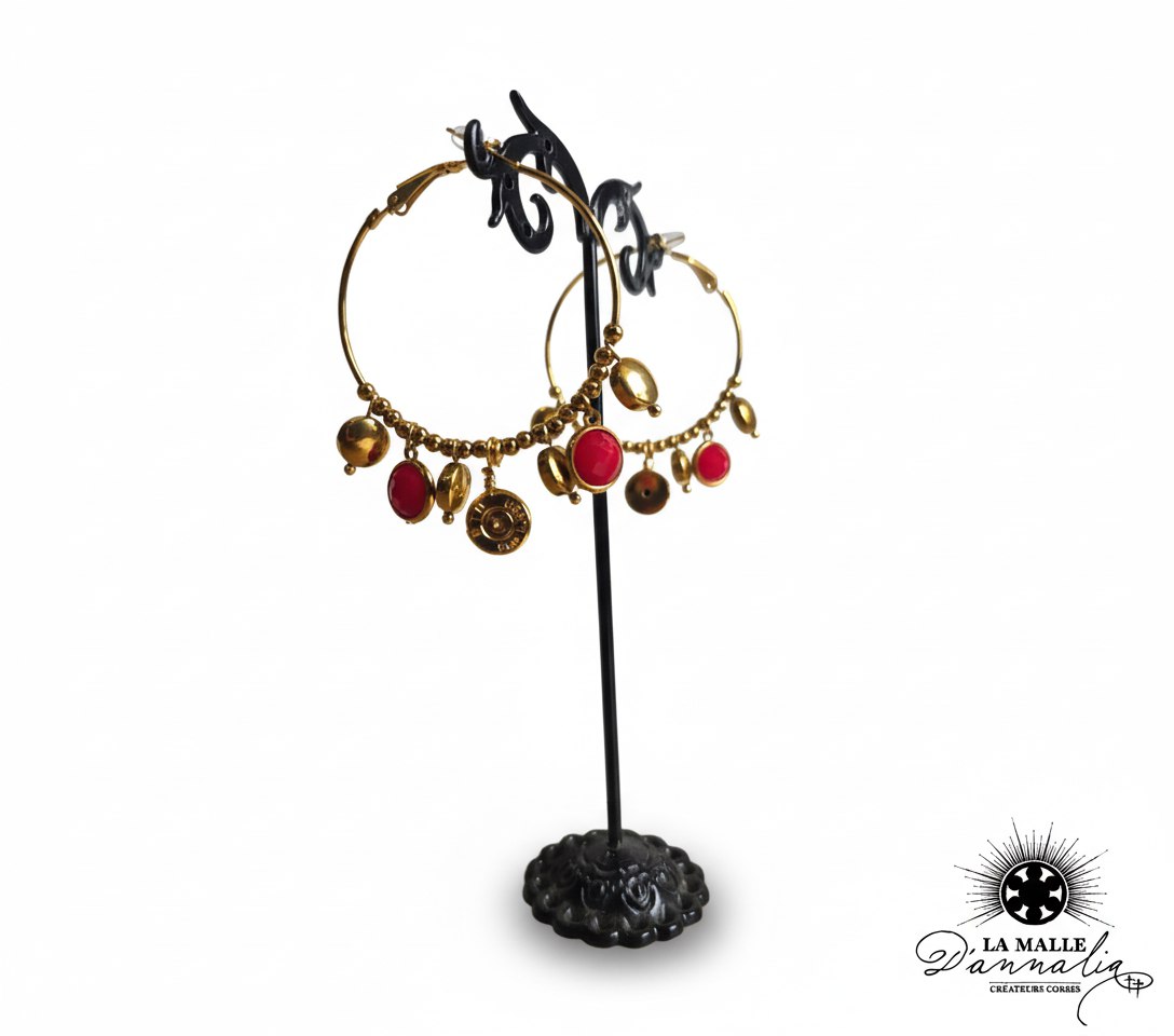 boucles-d-oreilles-creoles-or-charms-pieces-rouges-presentoir-noir-la-malle-d-annalia