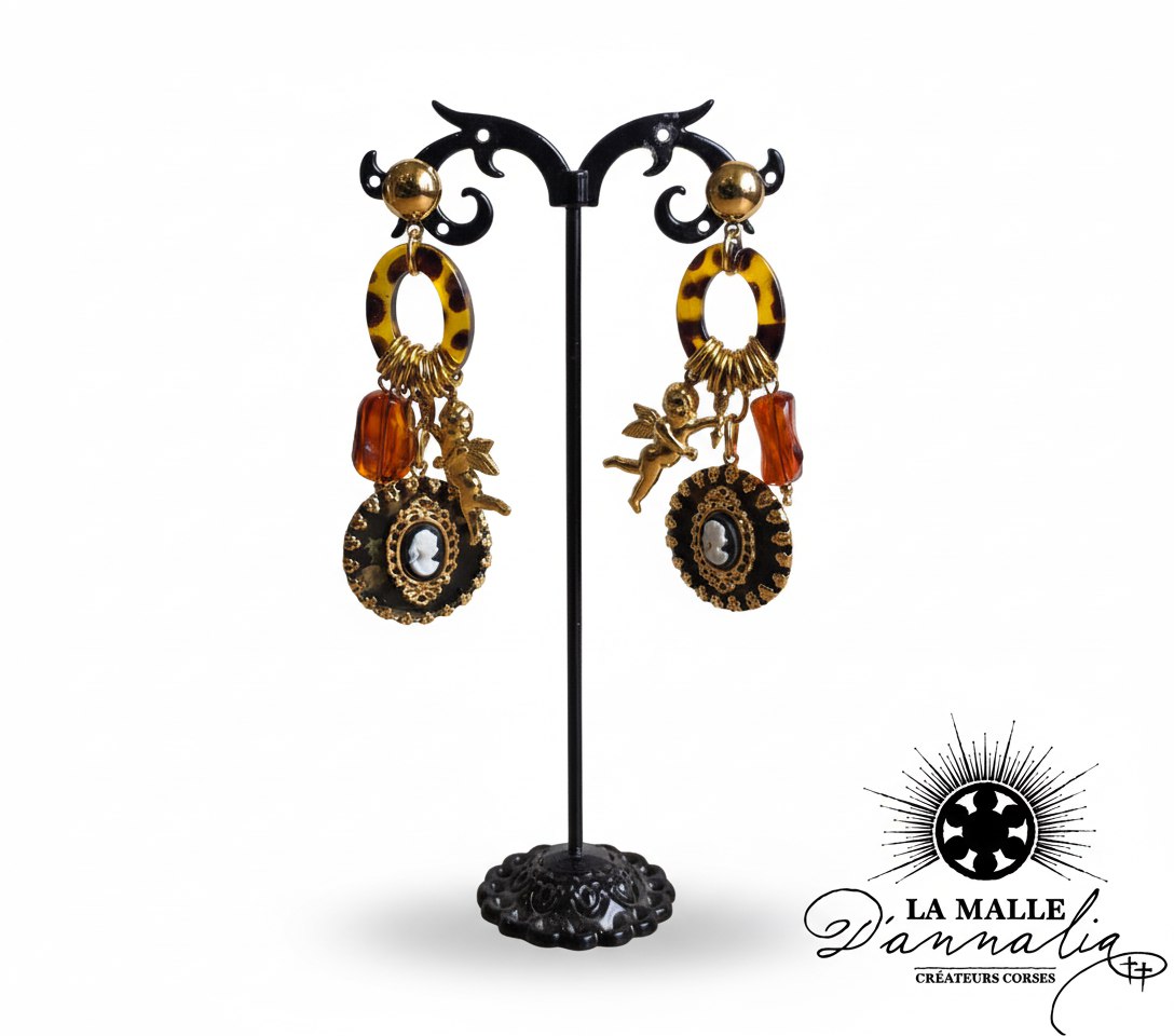 boucles-d-oreilles-dolce-gabbana-ecaille-or-ambre-camee-cherubin-vintage-presentoir