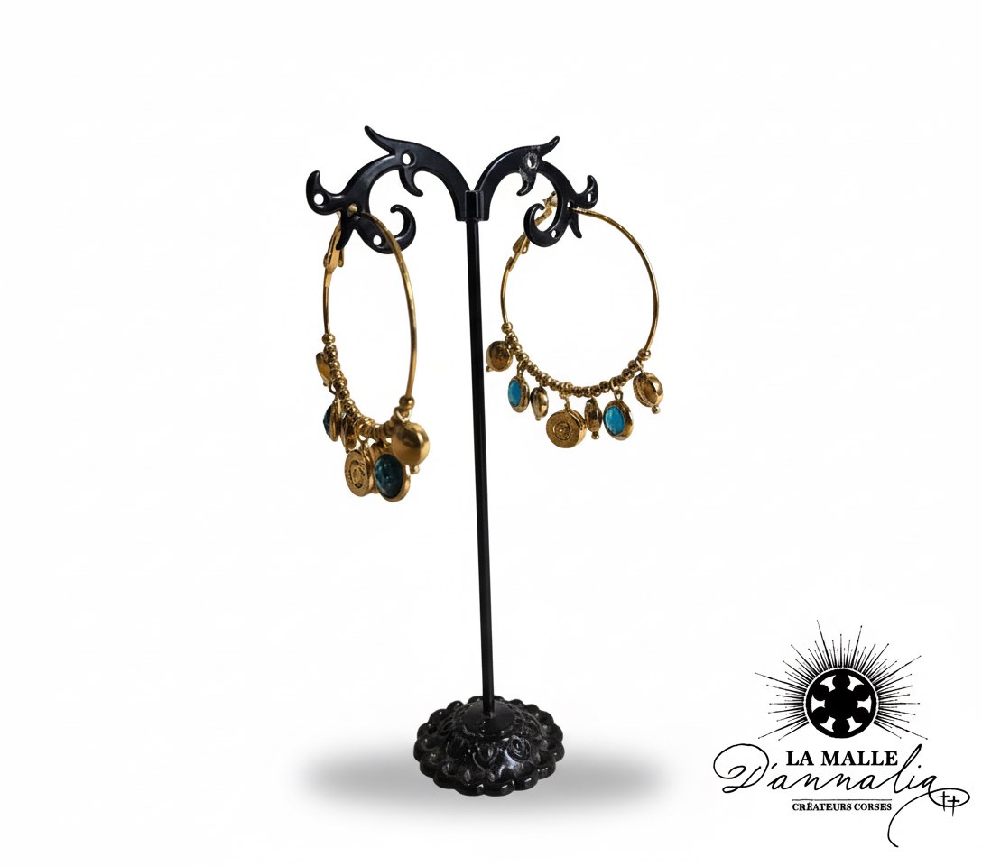 boucles-doreilles-creoles-dorees-breloques-pierres-bleues-presentoir-noir-la-malle-dannalia