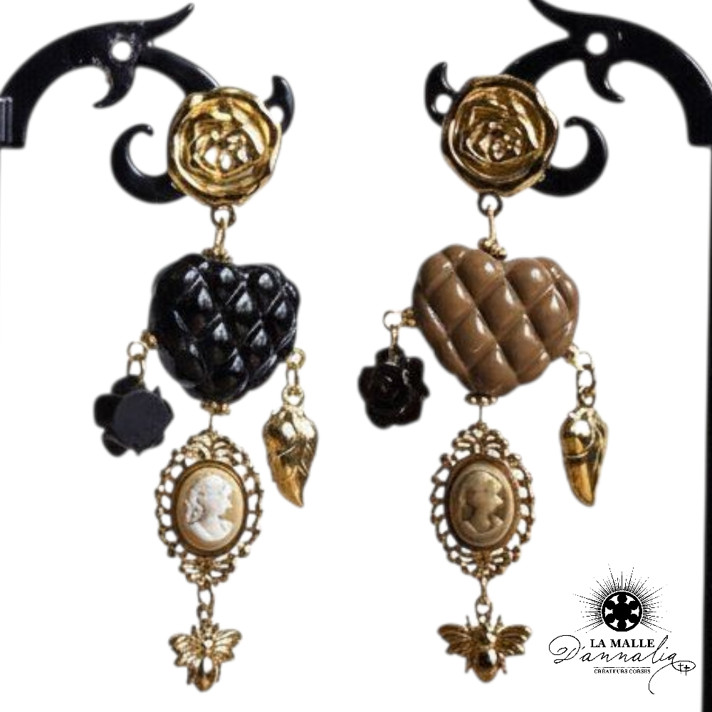 boucles-doreilles-pendantes-or-noir-coeur-matelasse-camee-rose-doree-abeille-feuille-baroque-vintage-la-malle-dannalia-coeur-metal-photo-produit-fond-blanc