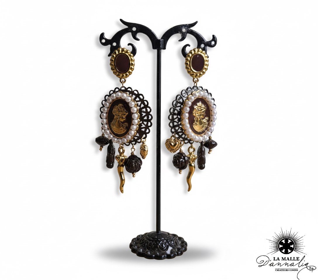boucles-oreilles-camee-baroque-or-perle-marron-noir-pendentif-cornicello-presentoir-la-malle-dannalia