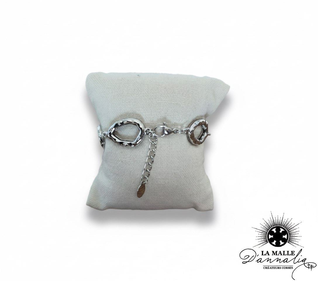 bracelet-argent-maillons-ovales-irreguliers-coussin-beige-bijou-presentoir