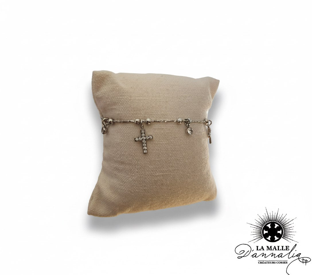 bracelet-argente-croix-strass-perles-sur-coussin-beige-la-malle-dannalia-bijou