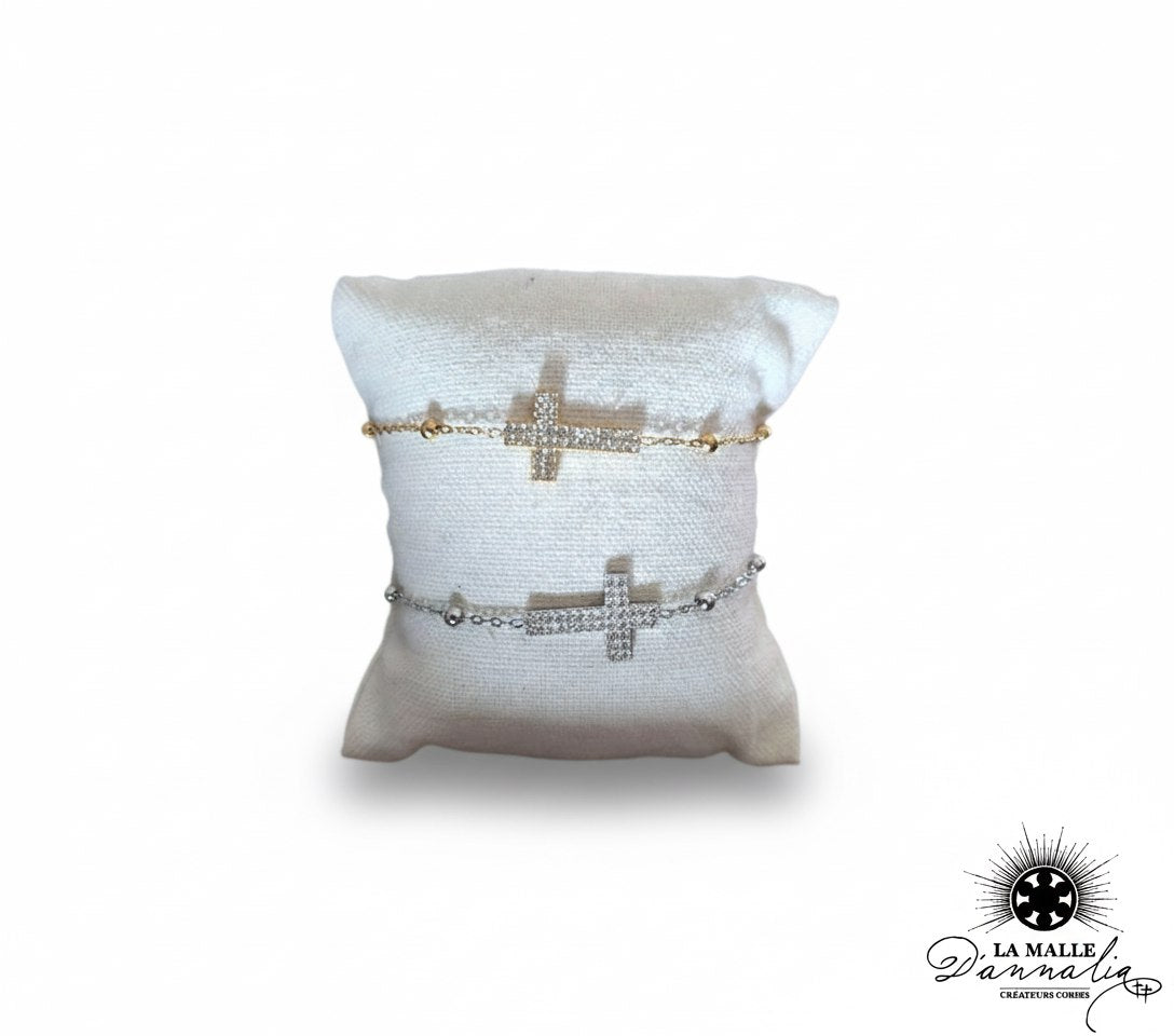 bracelet-croix-or-et-argent-avec-strass-sur-coussin-blanc-bijoux-religieux-la-malle-dannalia