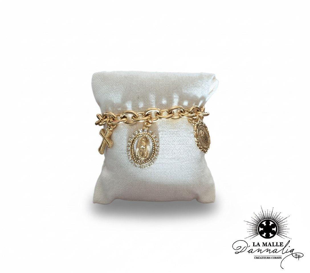 bracelet-or-charme-religieux-croix-vierge-marie-médaillon-diamants-chaîne-sur-coussin-beige-la-malle-dannalia-bijou